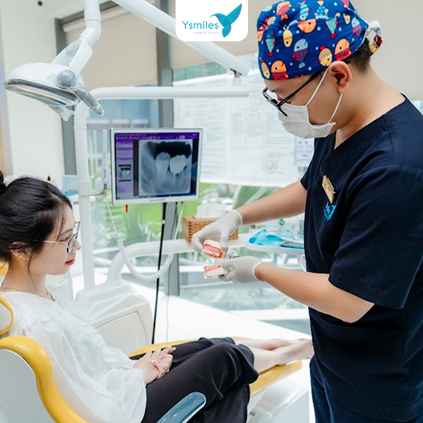 Nha khoa Ysmiles kiểm tra và tư vấn trồng răng Implant cho khách hàng