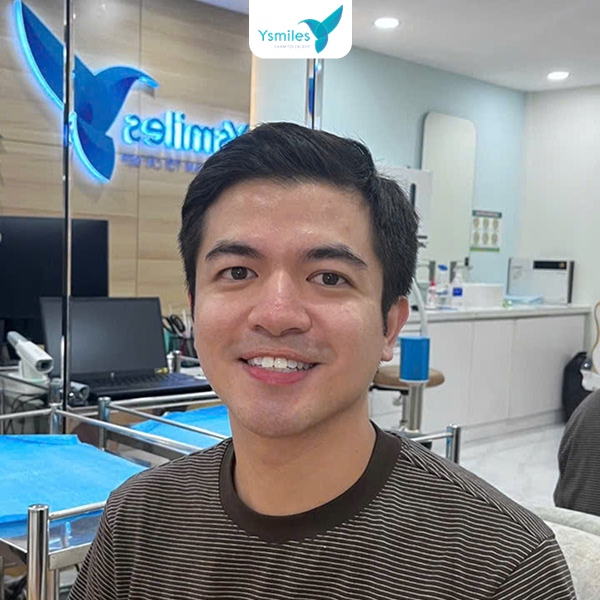 Hình ảnh nụ cười khách hàng hài lòng sau khi trám răng Veneer